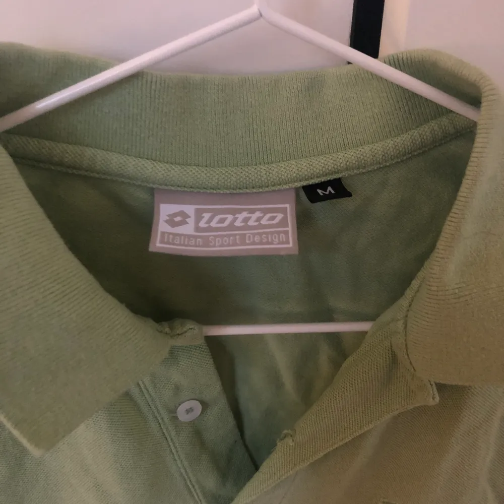 Limegrön pikétröja från Humana (den är mer limegrön i verkligheten). . T-shirts.