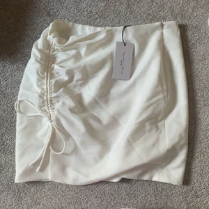 Kjol ifrån Angelica Blick x NAKD - Fin kjol som aldrig används i storlek 38. Säljer pga råkade köpa två, så prislappen sitter kvar. Köparen står för frakten!❤️