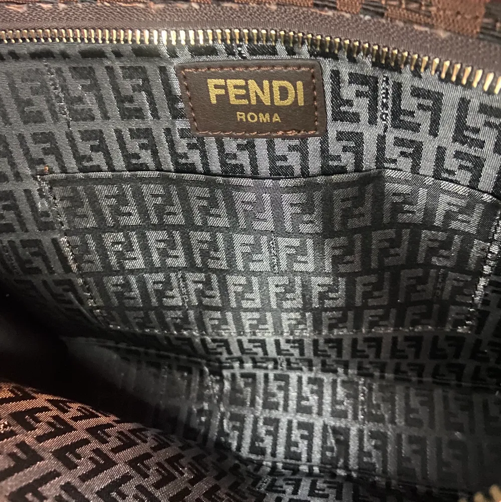 En helt ny Fendi inspirerad necessär med en lite ficka i. Har du fler frågor eller vill ha fler bilder är det bara att skriva☺️. Väskor.