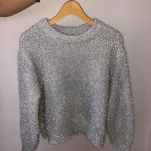 Glittertröja - Säljer denna snygga stickade glittertröjan, den är endast använd en gång och har inga skador, storleken är medium💜