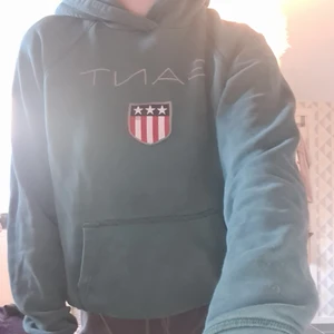 GANT hoodie - En äkta grön GANT hoodie som inte kommer till användning och är i bra skick.💚 Priset kan diskuteras.