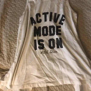 Vit linne  - XL/L vit linne med en öppning bakom. Inga fläck.