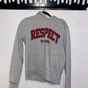 Det står ”respect” på tröjan