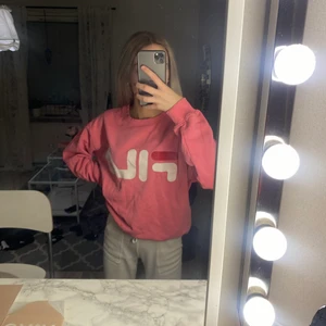 Fila Sweatshirt  - Söt overzised sweatshirt från fila i storlek S, 100 plus frakt! Obs lite nopprig. 