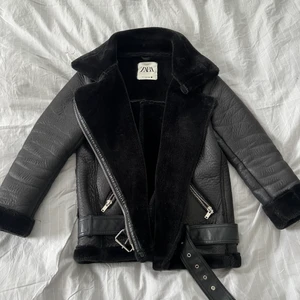 Vinterjacka - Superskön vinterjacka köpt på zara förra året, har endast använt den 2-3 gånger så den är i väldigt gott skick! Storlek xs något oversize, den kommer tyvärr inte till användning av mig!🥰