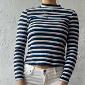 långarmad tröja - fin långarmad tröja från monki! använd fåtal gånger, i bra skick!😇💞