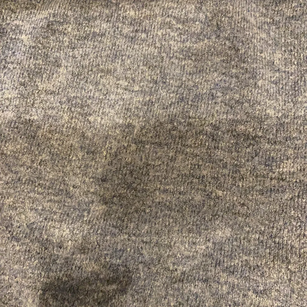 Jättefin stickad tröja från HM💕 köpt här på plick och då var den ganska nopprig, jag har dock fixat den så att den inte är nopprig längre! (Första bilden är lånad). Stickat.