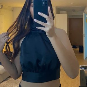 Svart halterneck top - Svart satin halterneck topp med öppen rygg från Ginatricot, strl M men passar S också, använts 1 gång 🖤