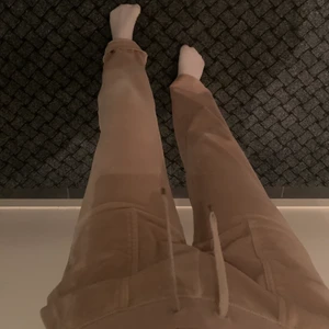 Juicy couture  - Säljer dessa juicy couture byxor i färgen beige. De köptes i november på Jackie och är helt utan defekter. Storleken är i medium men dessa byxor är lite mindre i storlekarna så de passar small/xs som jag annars har. 