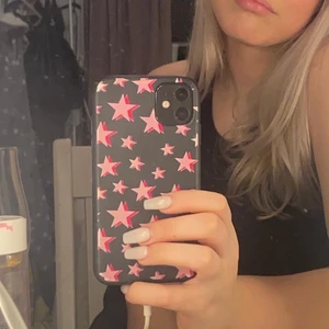 iPhone skal  - Skit snyggt skal med stjärnor som passar iPhone 11,x och xr. Säljer pga att jag köpt en ny telefon. Säljer för 40kr+frakt 😊 pris går att diskuteras vid snabb affär!