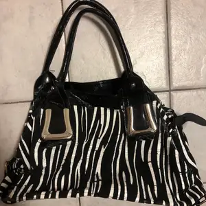 Fin väska med zebra mönster. Mönstret har lite slitningar eftersom den är rätt gammal