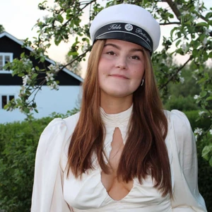 Topp från GinaTricot ✨💕 - Fin festtopp från GinaTricot ✨ använd vid ett tillfälle, i nyskick. Storlek 42 men passar mer en 40. Skicka privat för bilder på 💕