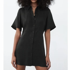 Svart klänning - Säljer min supersnygga klänning från zara i storlek M tyvärr lite för kort för mig så därför säljer jag den☺️❤️