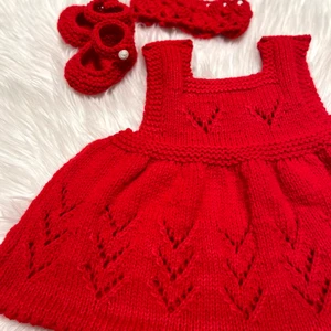 Barnkläder  - Stickad klänning med skor och hårband till. Passar fram till 6 månader gammal bebis. Är i nyskick, aldrig använd. Handmade