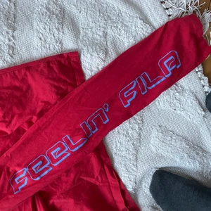 Röd Fila tröja - Röd Fila tröja med blå och vita detaljer. Storlek M. Funkar för båda könen. #fila