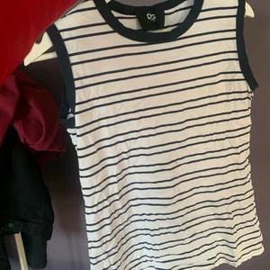 Randigt Linne - Från Dolce & Gabbana, aldrig använt den då det inte är min stil. Storlek står ej men skulle säga att den är i M. Säljer för 100 kr exkl frakt. 