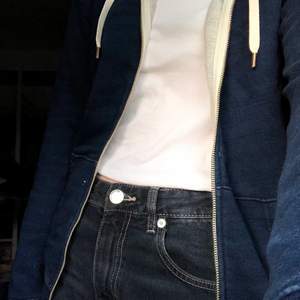 En mörkblå levis hoodie i nyskick  ! säljes pga att jag inte använder den längre, köpare står för frakt