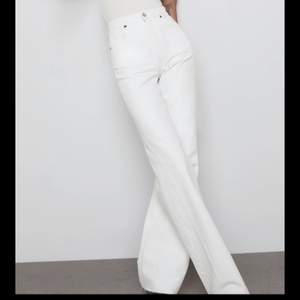 Vita raka full length jeans, slutsålda från zara. Använda ca 2 ggr så i bra skick.🤍 storlek 32 passar mig med 32/34 bra. Avklippa för att passa 164-167 typ