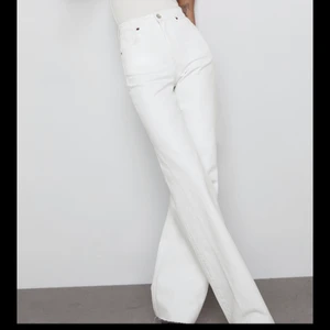 Vita full length zara jeans - Vita raka full length jeans, slutsålda från zara. Använda ca 2 ggr så i bra skick.🤍 storlek 32 passar mig med 32/34 bra. Avklippa för att passa 164-167 typ