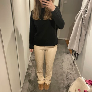 Beiga kostymbyxor - Säljer dessa beiga kostymbyxor med slits på sidan från NA-KD. Jag är 170cm lång och de är långa på mig, storleken är 36 men sitter bra, nästan lite stort på mig som brukar ha 38💕💕💕 Jättebra skick endast använda 1 gång