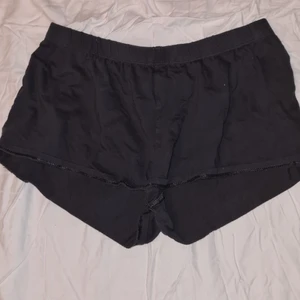 Pyjamas shorts - Ett par gråa/gröna Pyjamas shorts från H&M som tyvärr är lite för korta för mig. 💚🤍 Priset kan diskuteras.