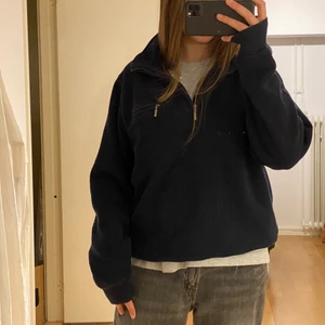 Blå svart zip-up - säljer denna så himla fina blå svarta zip-up tröja! har en ficka på framsidan och en dragkedja såklart! passar mig som brukar ha 36 oversize! så snygg och trendig, passar till allt! skriv för frågor eller fler bilder!💗💗💓💕
