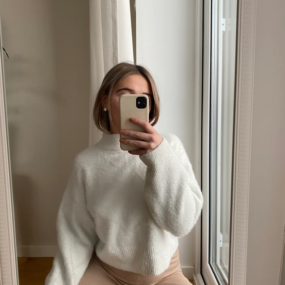 Vit stickad tröja med halvpolo 