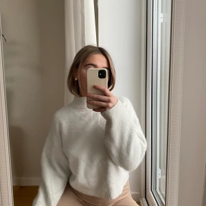 Vit stickad tröja med halvpolo  - Säljer min jättemysiga vita halvpolo tröja!