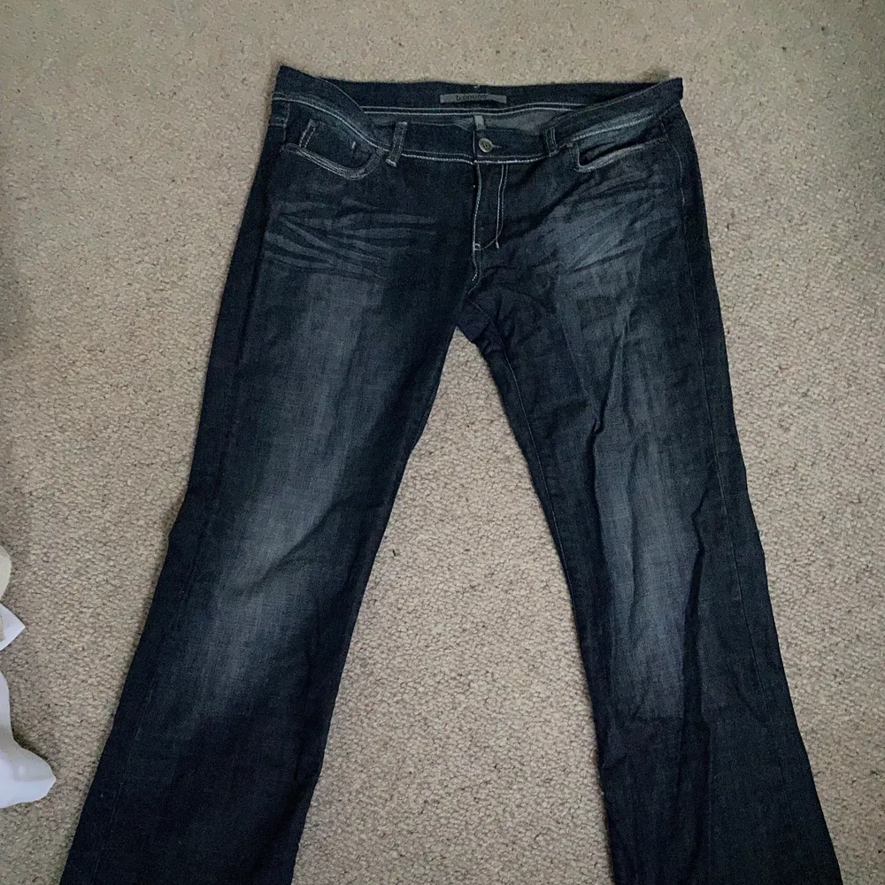 Säljer ett par lågmidjade jeans som tyvärr är lite försmå för mig. På bilderna ser de raka ut men på är de mer bootcut. De är i superbra skick och bara använda ett fåtal gånger.. Jeans & Byxor.