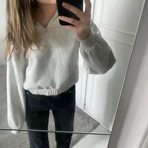Gosig tröja - Gosig grå halvzip sweatshirt från na-kd. Köpt för ganska längesen så tror ej den säljs längre. Strl xs. Använd 1/2 gånger så är som nyskick. Säljer för 150kr
