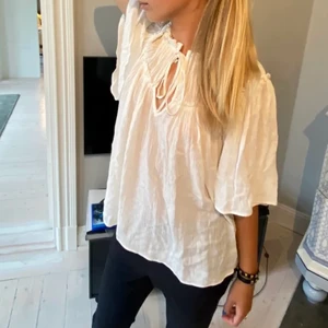 Blus - FÖRST TILL KVARN! säljer min super fina blus ifrån hm då jag känner att den inte passar mig så mycket. 💕