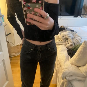 Mörkgrå jeans midrise - Midrise jeans från zara i en mörkgrå färg. Byxorna har slits och passar någon som är 160-165 skulle jag tro i längden. Jag är 155 och jag trampar på dem ganska mycket. Jag har aldrig använt dem men har köpt dem på plick så dem är nog använda tidigare av henne. Storlek 32 men skulle säga att dem är aningen stora i storleken. Köpte dem för 350 kr 