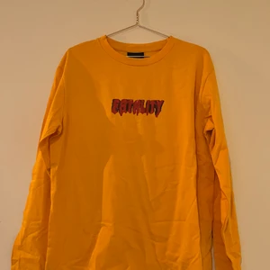 Long sleeve from Château - If you’re not in Stockholm I can send the item and add shipping costs. 