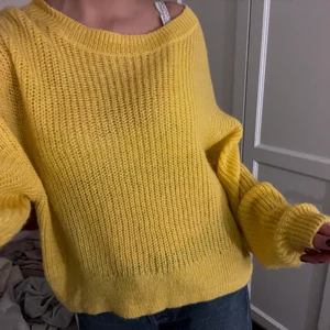 Gul stickad tröja💛 - Stickad tröja från HM i en skitcool gul färg⚡️⚡️ Storlek S men skulle även säga passar M då den är ganska stor, har inga skavanker💛💛