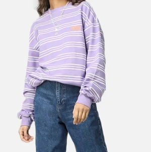 Sweatshirt str XL - FIN MÖRKBLÅ SWEATSHIRT SOM JAG SÄLJER EFTERSOM DEN INTE KOMMER TILL ANVÄNDNING, NI KAN BUDA I KOMMENTARSFÄLTET OM DET ÄR FLER SOM HAR INTRESSE 💗 FÖRSTA BUD ÄR 50 kr💗