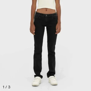 Lågmidjade jeans - Såå snygga lågmidjade jeans!😍🤩⚡️ Verkligen älskar dessa jeans fast tyvärr kommer de inte till användning💘💓 Jeansen är i nyskick och är i storlek 34❤️‍🔥 skriv till mig för fler bilder eller mer info🥰💘