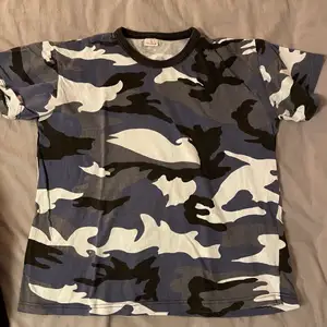 T-shirt med camouflage !!