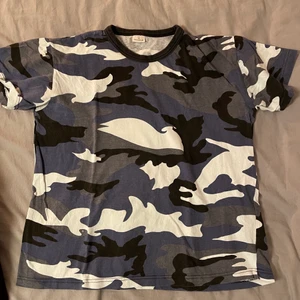 T-shirt  - T-shirt med camouflage !!