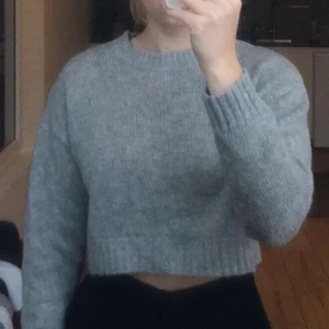 Stickad grå tröja - Grå stickad tröja. Använd få tal gånger och som ny. Hämtas runt om Stenungsund eller skickas via frakt💖💖