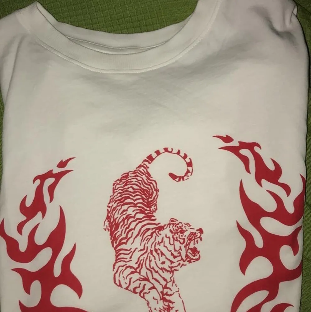 En t shirt som sitter lite lös på kroppen o är från hm som ja faktiskt it kmr ihåg vrf ja köpte tkr it ens om den 🥲🤡. T-paidat.