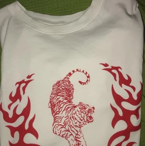 HM - En t shirt som sitter lite lös på kroppen o är från hm som ja faktiskt it kmr ihåg vrf ja köpte tkr it ens om den 🥲🤡