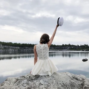 Klänning - Otrolig vit klänning från Jones and Jones, tyvärr blivit för liten för mig och den är även lite kort (är 1,78)