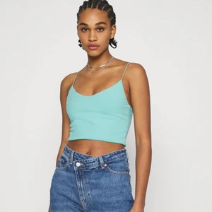 Weekday linne - Lånade bilder. Säljer detta weekday linnet i storlek xs. Det är gjort av ett väldigt strechigt material så att det passar många storlekar. GRATIS FRAKT!!