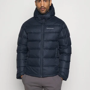 Peak jacka Marinblå - Herrstorlek s, väldigt populär klassisk jacka och är som ny. Använd endast 6 gånger. Prutat och klart. Fastpris.   