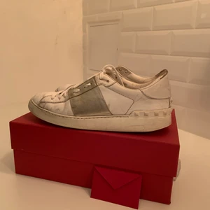 Valentino sneakers - Säljer mina silvriga valentino sneakers! Inköpta på mytheresa år 2019, äkthetsbevis osv finns! Skicket är lite sämre och de är välanvända, därav det låga priset😇 Men de går fortfarande att använda💕 Nypris är ca 5500 kr