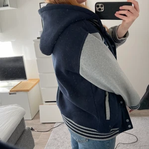 Collage jacka - Jättefin och skön collage jacka perfekt nu till våren. Har en luva som man kan ta av och på också. 