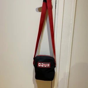 Hugo Boss axelväska  - Nypris Ca 1000kr, mitt pris 399kr. Skick 9/10 inga tecken på användning