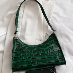 Grön handväska - Mörkgrön handväska i glansigt material, så snygg men kommer tyvärr aldrig till användning. Säljer för 80kr+frakt.