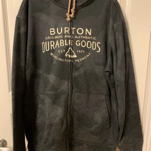 Burton skidtröja  - En superbra tröja att ha under en täckjacka vid skid- och snowboardåkning. Köpt för 650 kronor för flera år sedan. Tyvärr växt ur, men är en väldigt värmande och effektiv tröja att ha under åkning