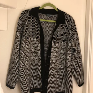 Svartvit stickad tröja - Varm ylletröja (50% ull) från Centro Maglia. Fint stickat mönster. Ungefär storlek L men funkar som oversize. Köpt secondhand✌️❤️
